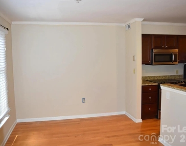 413 W 8th Street - Photo Thumbnail 2