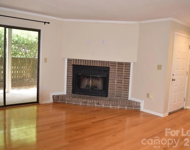 413 W 8th Street - Photo Thumbnail 3