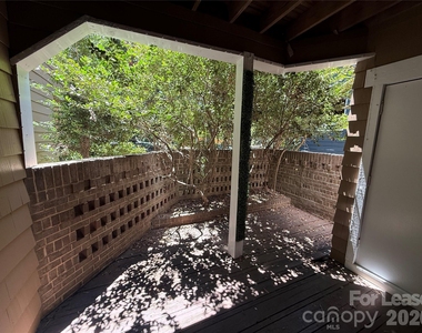 413 W 8th Street - Photo Thumbnail 8
