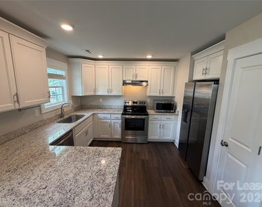 1204 W Airline Avenue - Photo Thumbnail 4