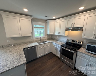 1204 W Airline Avenue - Photo Thumbnail 5