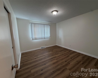 147 Crooked Lane - Photo Thumbnail 13