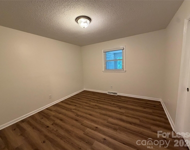 147 Crooked Lane - Photo Thumbnail 11