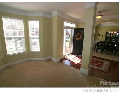 10132 Montrose Drive Nw - Photo Thumbnail 7