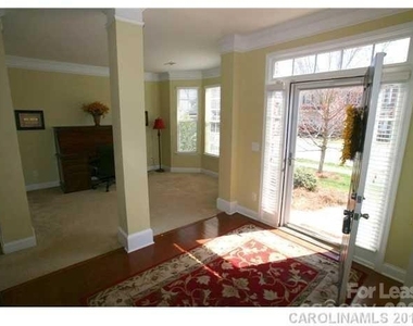 10132 Montrose Drive Nw - Photo Thumbnail 6