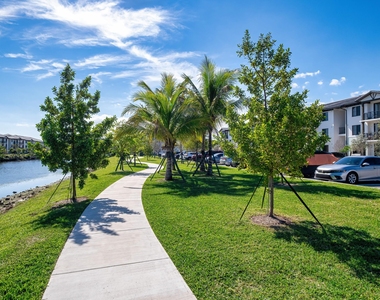 2000 Stirling Road - Photo Thumbnail 4