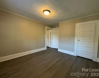 1034 Ridge Avenue - Photo Thumbnail 11