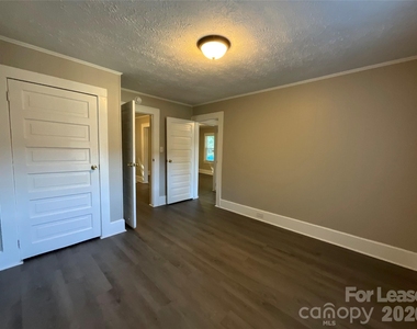1034 Ridge Avenue - Photo Thumbnail 9