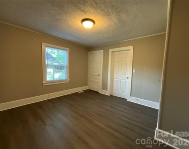 1034 Ridge Avenue - Photo Thumbnail 8