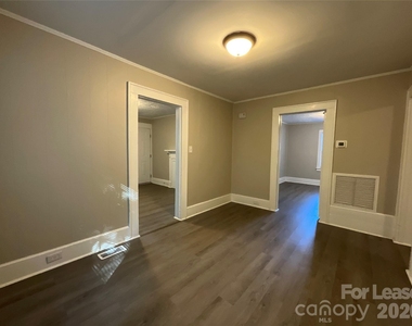 1034 Ridge Avenue - Photo Thumbnail 4