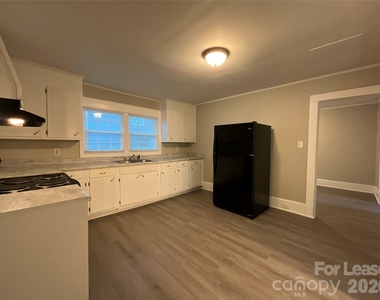1034 Ridge Avenue - Photo Thumbnail 6
