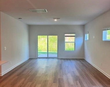 1265 30th Lane Ne - Photo Thumbnail 8