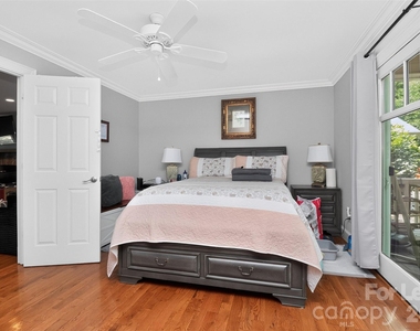 9704 Saddle Avenue - Photo Thumbnail 24