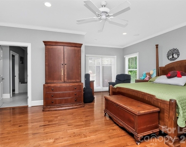 9704 Saddle Avenue - Photo Thumbnail 8