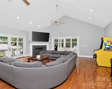 9704 Saddle Avenue - Photo Thumbnail 6