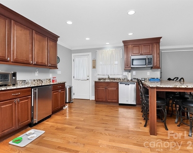 9704 Saddle Avenue - Photo Thumbnail 22