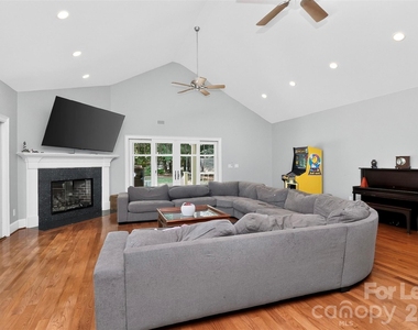 9704 Saddle Avenue - Photo Thumbnail 5