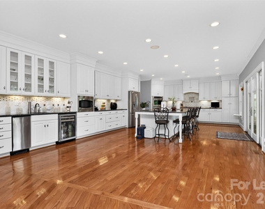 9704 Saddle Avenue - Photo Thumbnail 4