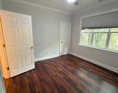 5609 Fairview Road - Photo Thumbnail 12