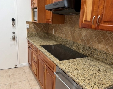 4807 Woodley Ave - Photo Thumbnail 5