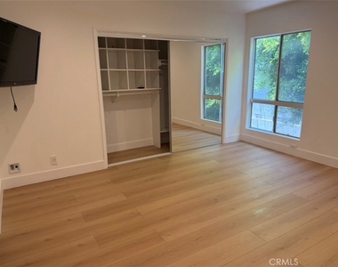 4807 Woodley Ave - Photo Thumbnail 8