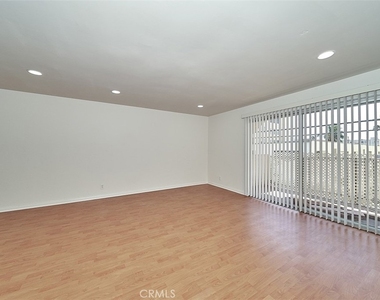 433 S Manhattan - Photo Thumbnail 7