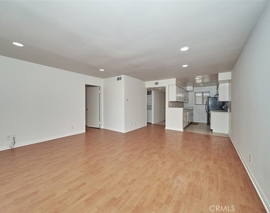 433 S Manhattan - Photo Thumbnail 11