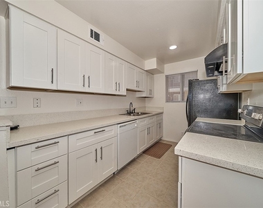 433 S Manhattan - Photo Thumbnail 9