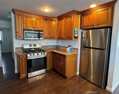 1041 W Acacia - Photo Thumbnail 8