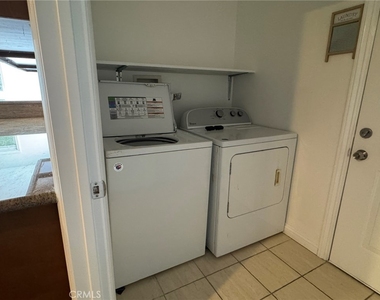 1041 W Acacia - Photo Thumbnail 9