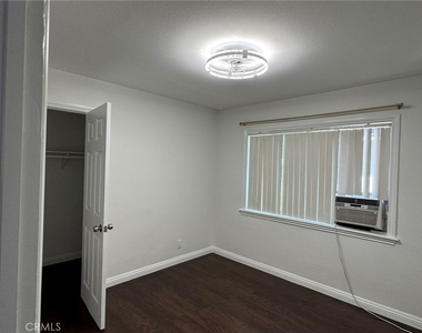 1041 W Acacia - Photo Thumbnail 12