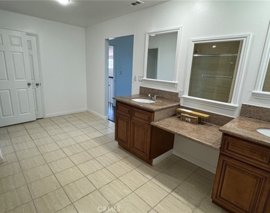 1041 W Acacia - Photo Thumbnail 18