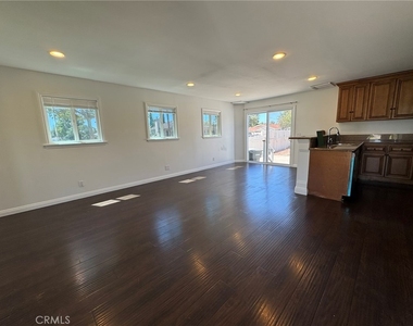 1041 W Acacia - Photo Thumbnail 3