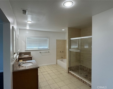 1041 W Acacia - Photo Thumbnail 17