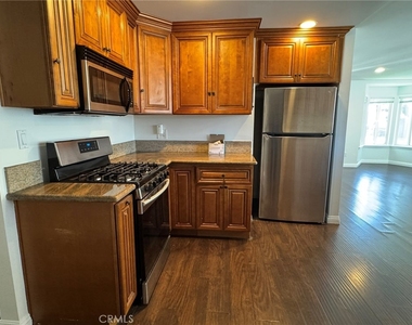 1041 W Acacia - Photo Thumbnail 6