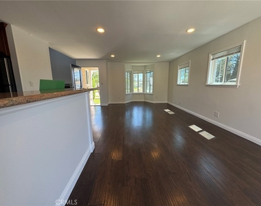 1041 W Acacia - Photo Thumbnail 4