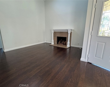1041 W Acacia - Photo Thumbnail 5