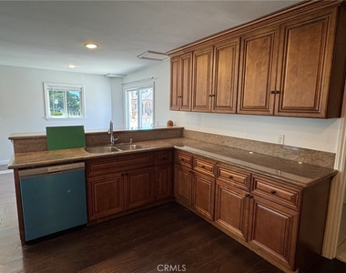 1041 W Acacia - Photo Thumbnail 7
