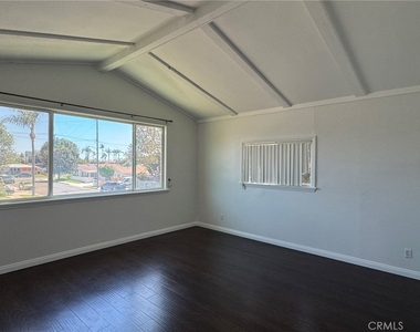 1041 W Acacia - Photo Thumbnail 19