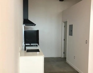 1100 E 7th Street - Photo Thumbnail 3