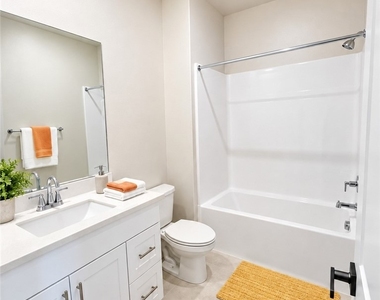 652 E Fourth Street - Photo Thumbnail 15