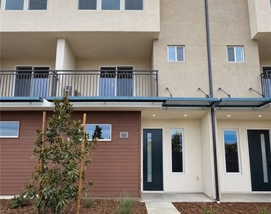 652 E Fourth Street - Photo Thumbnail 2
