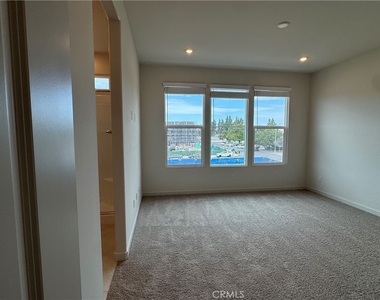 652 E Fourth Street - Photo Thumbnail 15