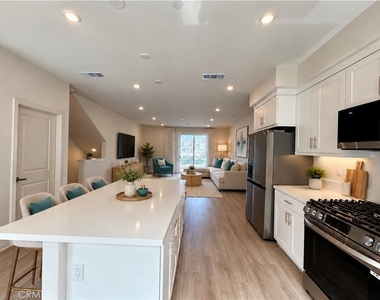 652 E Fourth Street - Photo Thumbnail 8