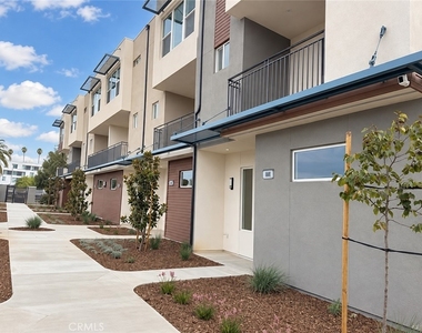 652 E Fourth Street - Photo Thumbnail 1