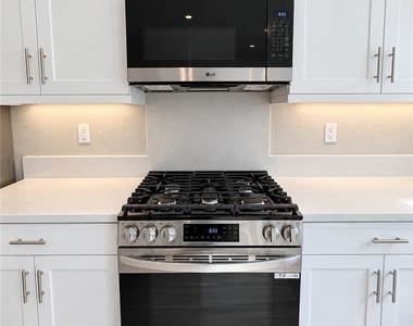 652 E Fourth Street - Photo Thumbnail 10