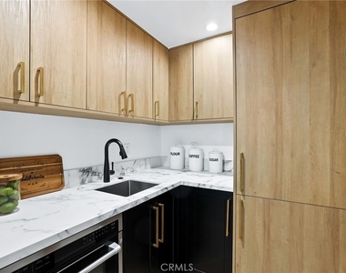3889 Humboldt Drive - Photo Thumbnail 9