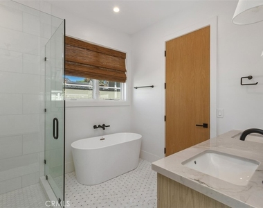 515 1/2 Jasmine Avenue - Photo Thumbnail 12