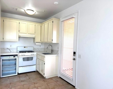 653 Beach Street - Photo Thumbnail 13