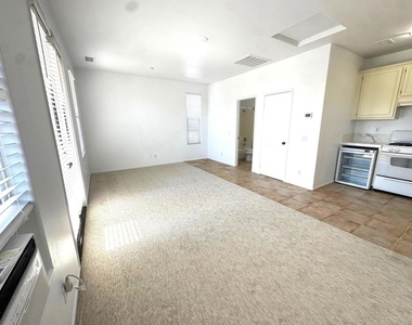 653 Beach Street - Photo Thumbnail 15